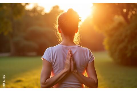 Γυναίκα 45-55 ετών να κάνει ήπια άσκηση (π.χ. yoga ή περπάτημα) σε εξωτερικό χώρο, με γραφήματα DNA να ενσωματώνονται διακριτικά στο φόντο, υποδηλώνοντας προσαρμογή στην άσκηση.