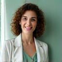 Πορτρέτο της Δρ. Ελένης Καραμανλή, Ψυχολόγου, με μια ζεστή έκφραση.