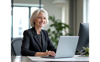 Επαγγελματίας σε ήρεμο περιβάλλον εργασίας, συμβολίζοντας την διαχείριση άγχους στην εργασία.