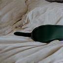 Γαλήνιο σκηνικό ύπνου με ένα απαλό μεταξωτό μαξιλάρι, μια μάσκα ύπνου από μετάξι και ένα μπουκάλι αιθέριου ελαίου λεβάντας, όλα σε ήπιους τόνους, προωθώντας τη χαλάρωση και την ξεκούραση.