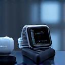 Έξυπνες συσκευές παρακολούθησης υγείας, όπως fitness tracker, smartwatch και ψηφιακό πιεσόμετρο, σε ένα φουτουριστικό, καθαρό γραφείο, υπογραμμίζοντας την τεχνολογία στην υγεία.